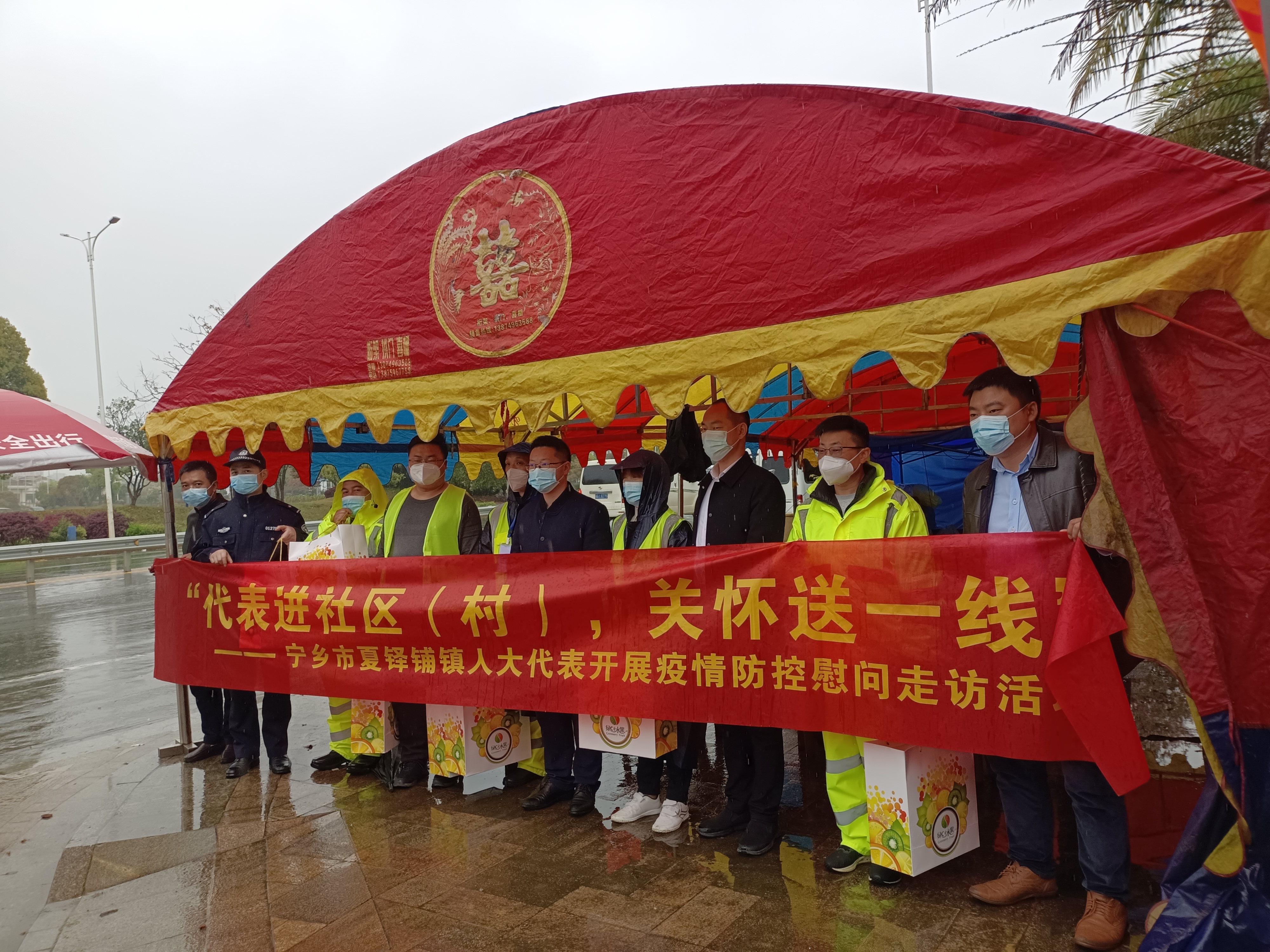 宁乡市夏铎铺镇人大主席团组织“代表进社区，关怀送一线”慰问活动。长沙晚报全媒体记者 张禹 通讯员 喻冰玉 摄影报道