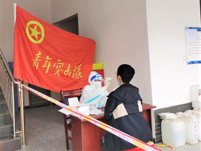 在长沙最西部山区的巷子口镇，“巷子花开”青年突击队坚守防疫一线。长沙晚报全媒体记者 张禹 通讯员 邓晨雨 摄影报道