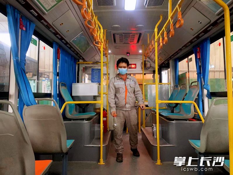 对公交车做消杀