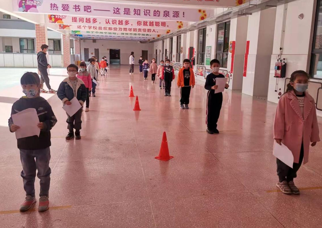 青园小学友谊校区学生排队做核酸检测。均为长沙晚报通讯员 徐玲 供图