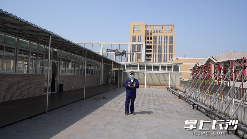 日前，长沙经开区消防救援大队消防监督员采用无人机开展防火监督检查。长沙晚报通讯员 杨璐琳 张佳欣 供图