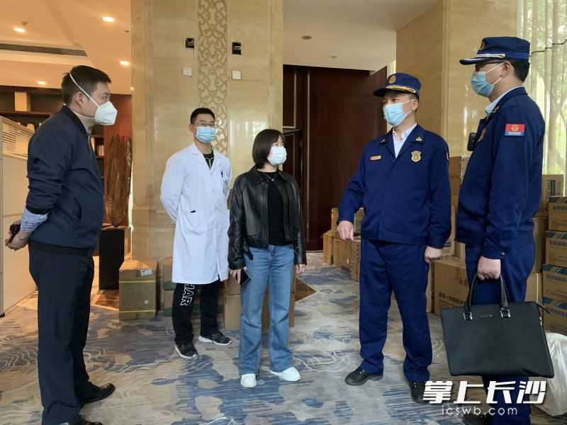 望城区消防救援大队负责人带队，对隔离酒店进行消防安全检查。长沙晚报通讯员 汤淑 供图