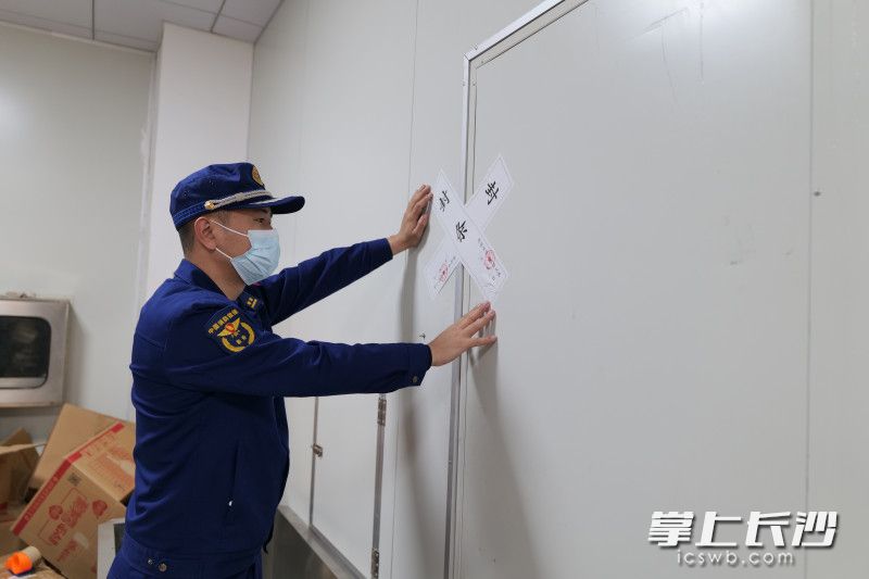 消防监督员依法对企业生产车间实施临时查封。长沙晚报通讯员 寻艳 供图