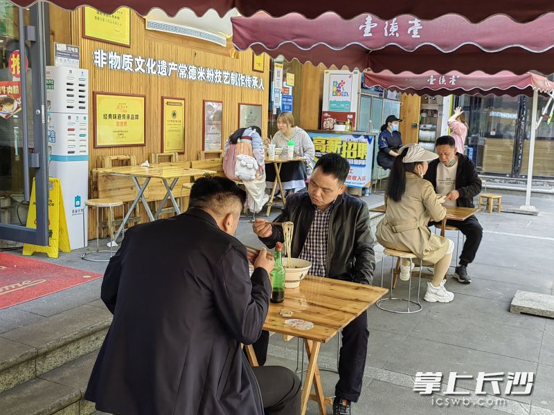 客人分散就餐。