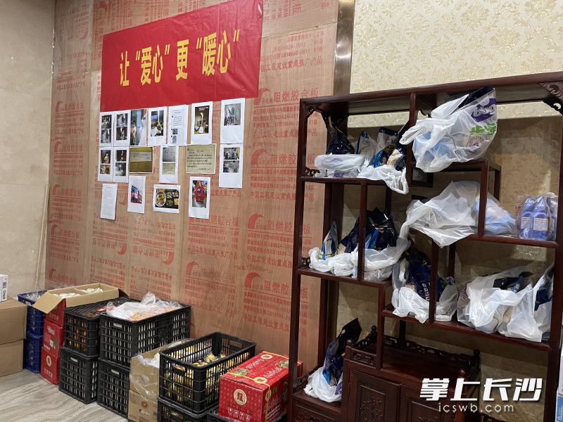 指挥部的置物架上，分门别类摆放着已消毒的各类物资。 长沙晚报全媒体记者 周游 摄