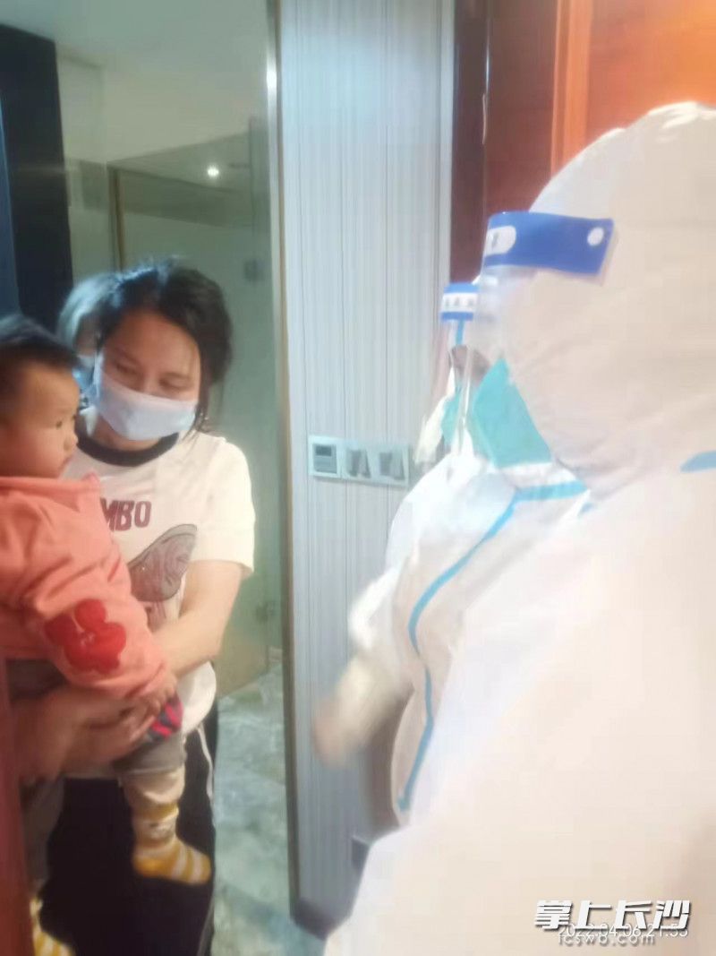在集中隔离场所，每天都有工作人员上门对特殊隔离对象进行沟通交流，询问需求。 受访者供图