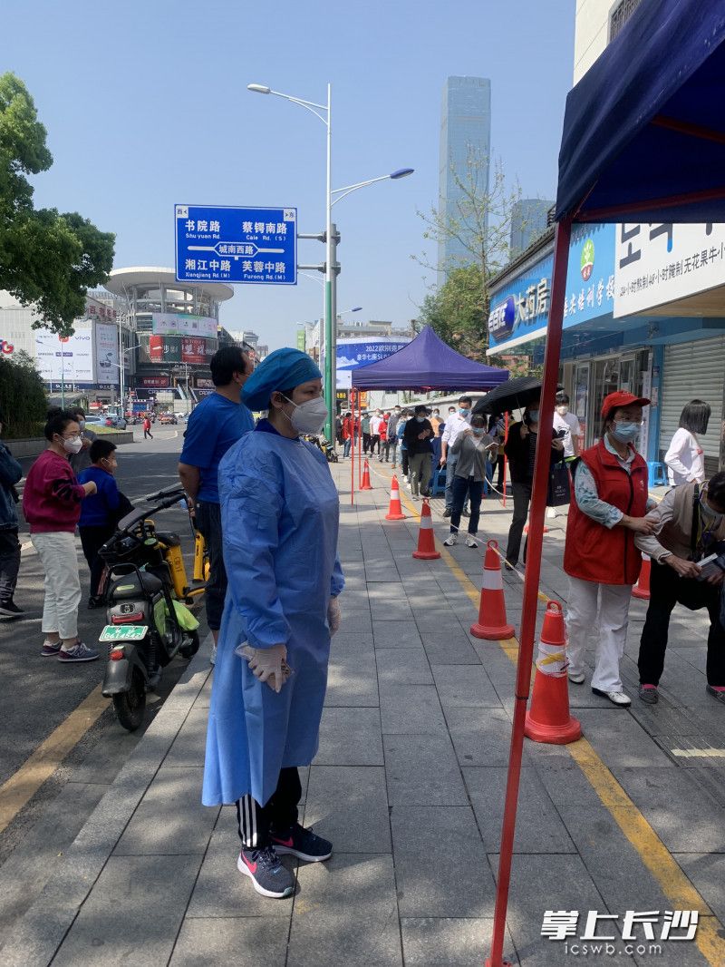 赵莹在防疫一线。长沙晚报实习生 罗杨 摄