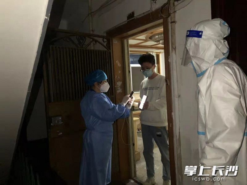 赵莹（左）和同事在席草田巷一居民家门口提供服务。长沙晚报通讯员 李荣玉 供图