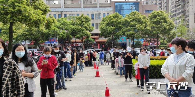 市民排队做核酸检测。