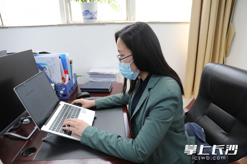 封娟是数据组的骨干，他们每天要对接收的2万多条数据进行汇总分析上报。图为封娟正在忙碌。