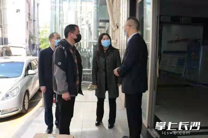 长沙晚报社党委委员、副社长、副总编辑、长沙晚报社机关党委书记庄居湘和党群部主任来到侯家塘街道，看望慰问已经连续在一线奋战了9天的长沙晚报社6名下派干部。