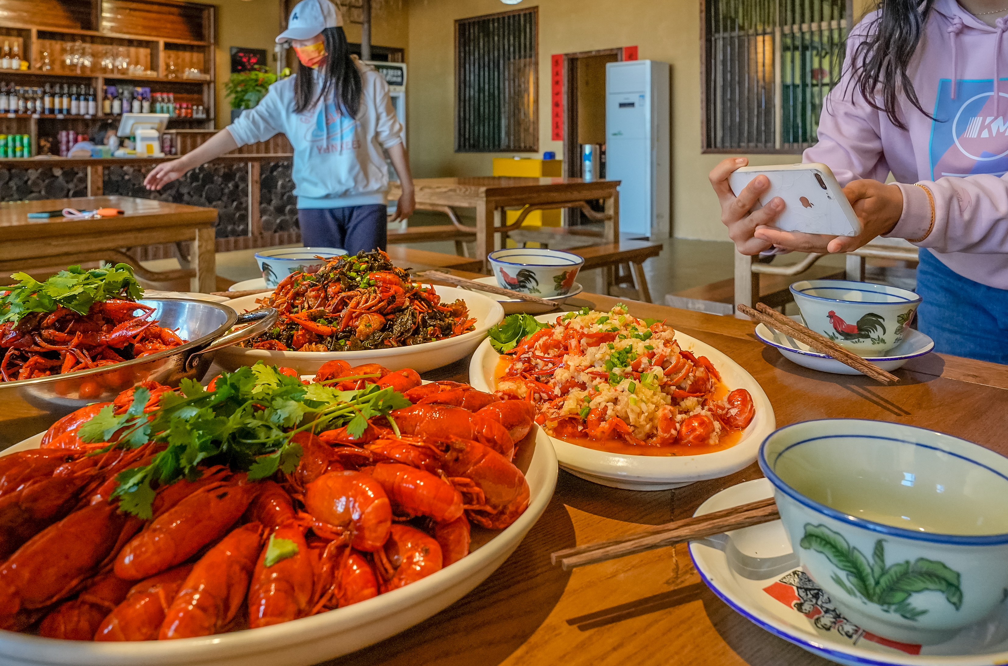 卤虾、口味虾、茶香虾、油爆虾让人垂涎欲滴。  