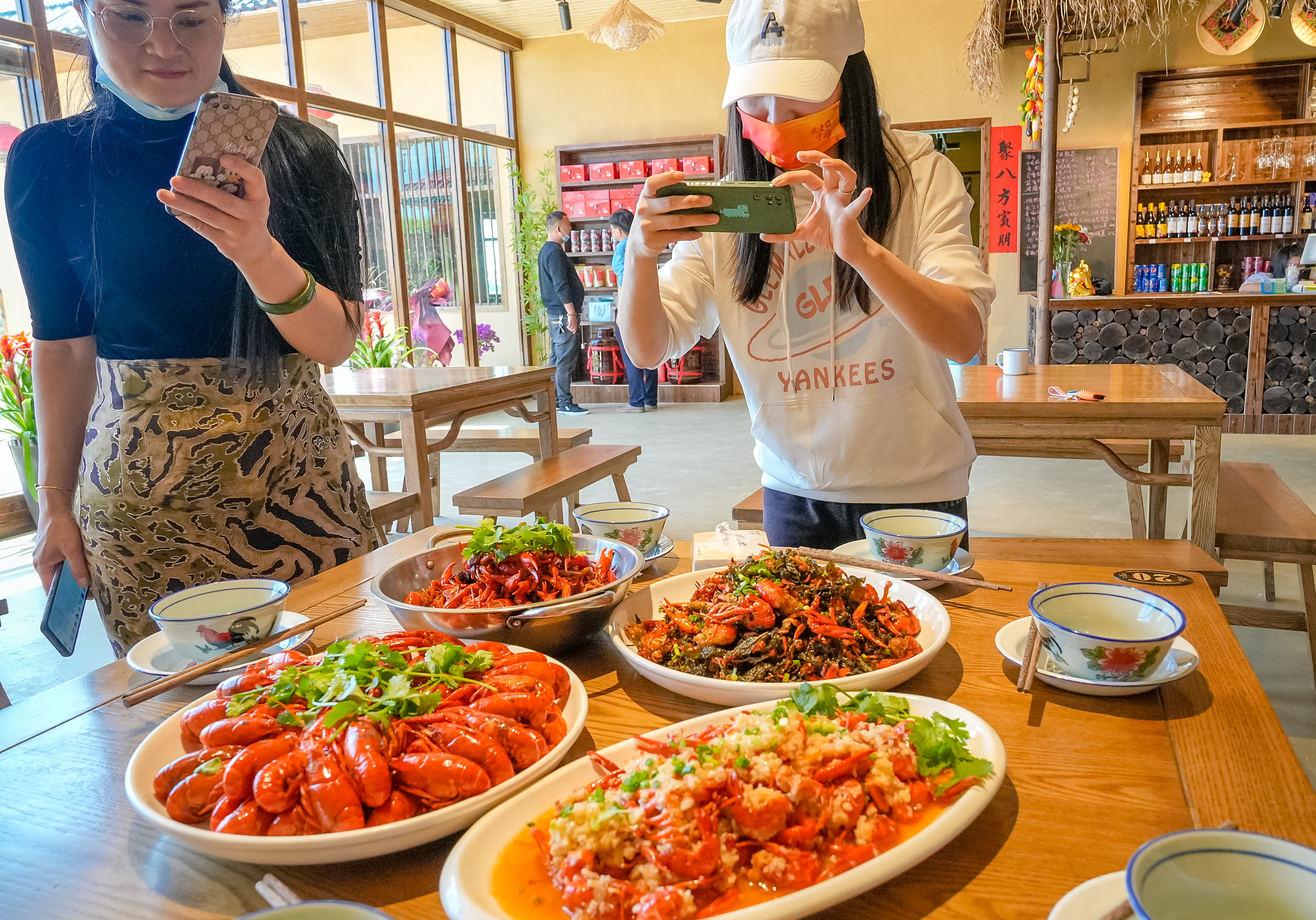 热气腾腾的小龙虾，个头肥硕，颜色鲜艳。 