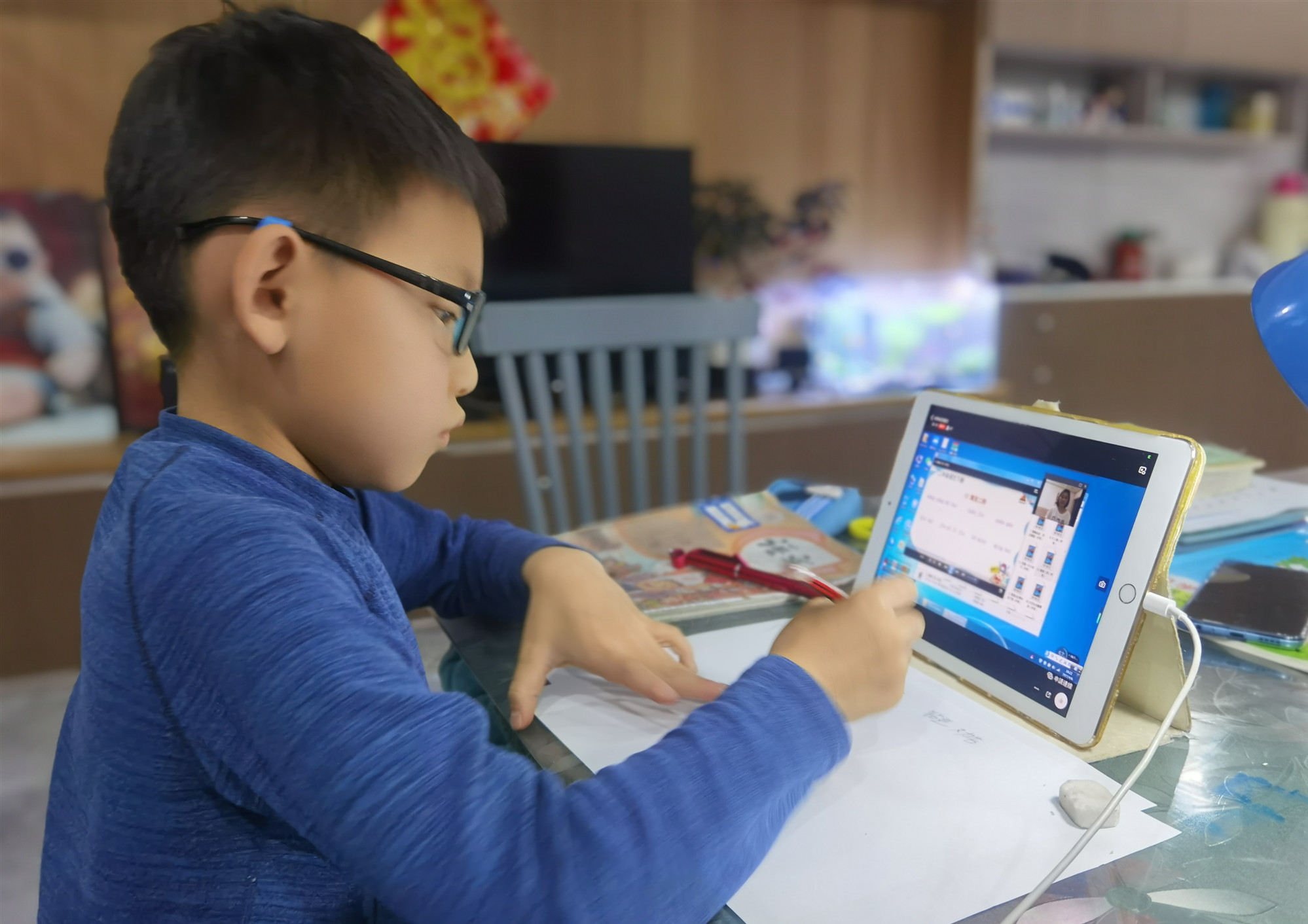 湘府英才小学学生居家上网课，跟在学校一样认真。均为长沙晚报通讯员 陈晟锋 供图