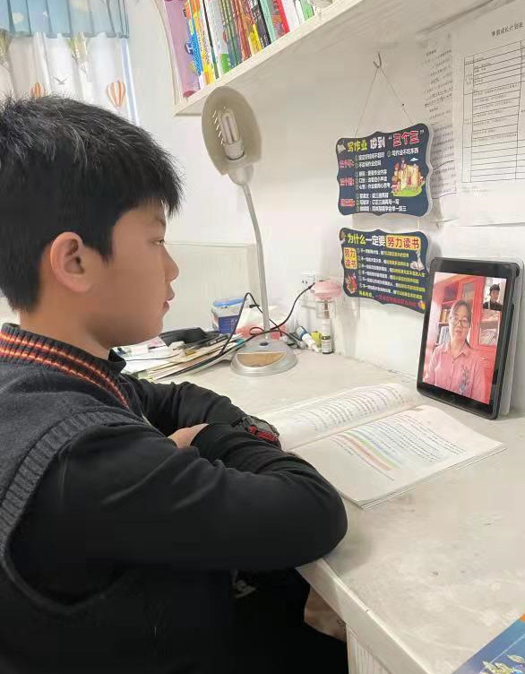 张涛老师通过视频聊天鼓励刘展畅同学。