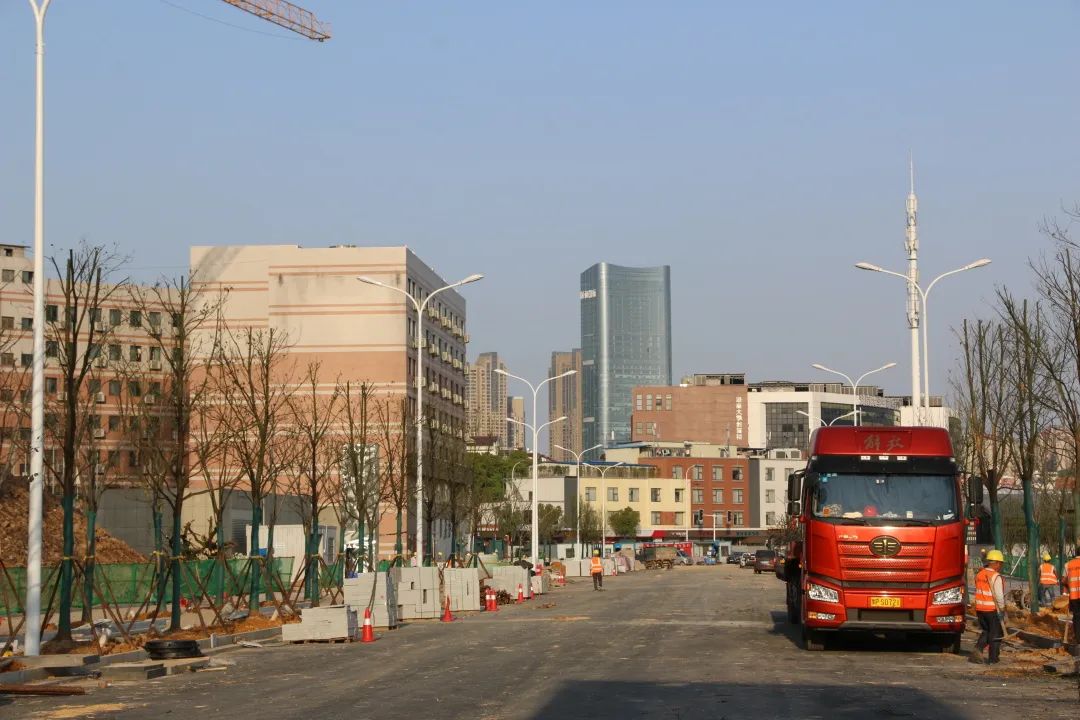 眼下，后湖路（清水路―阜埠河路）道路工程二期正在进行施工扫尾，全力冲刺4月底完成建设。均为长沙晚报全媒体记者 陈焕明 通讯员 邓心怡 摄影报道