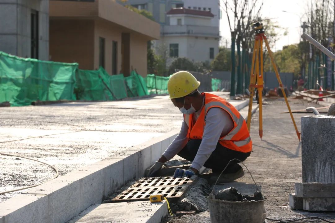 施工人员正加紧辅道、路沿石、树木种植施工。