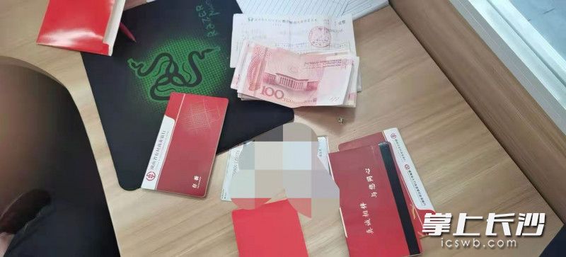 乘客遗落在公交车上的钱物。受访者供图