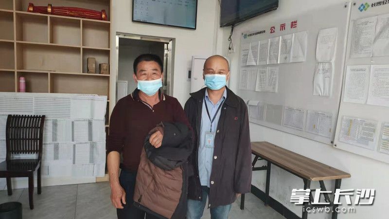 失主（左）领回物品后和公交车司机陈广兵（右）合影。受访者供图