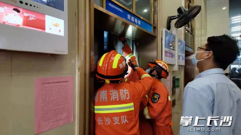 救援现场，消防救援人员迅速展开行动。
