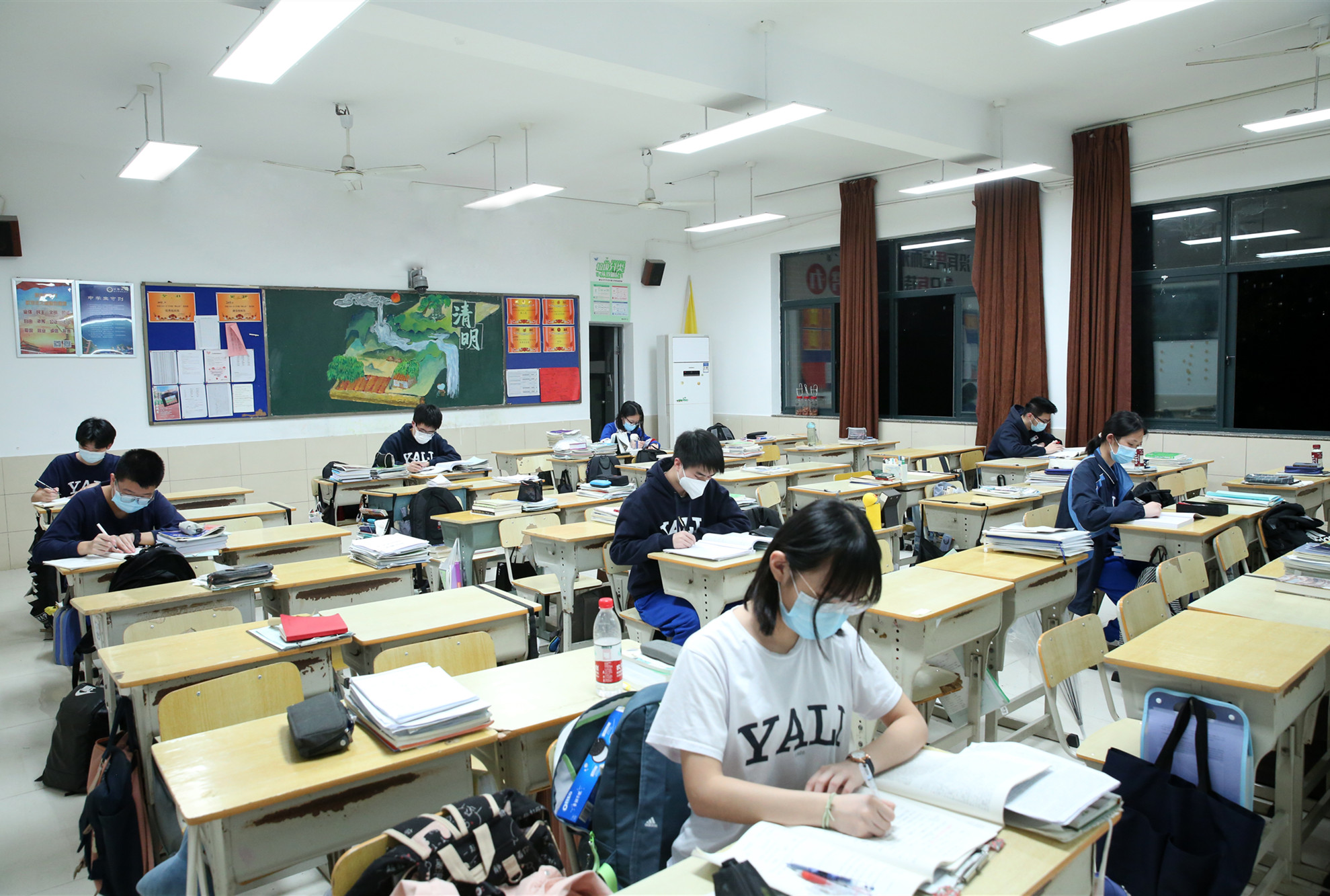 9日晚上，雅礼中学实行居校健康监测的学生在教室自习。