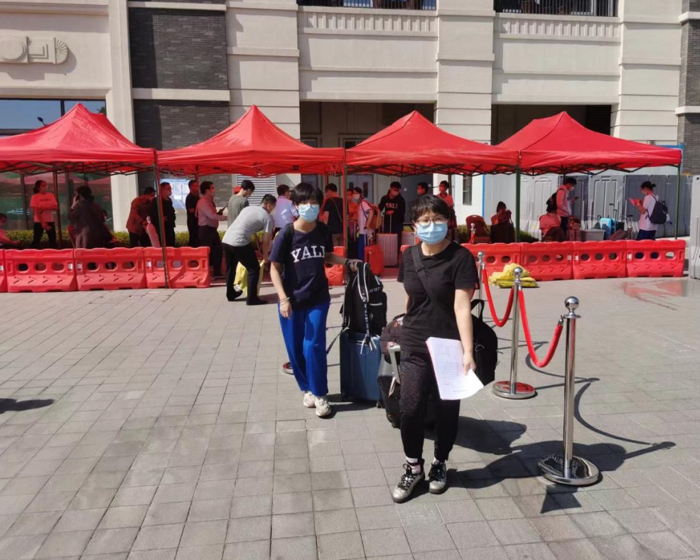 9日，雅礼学生陆续离开隔离酒店。均为长沙晚报通讯员 李如心 供图