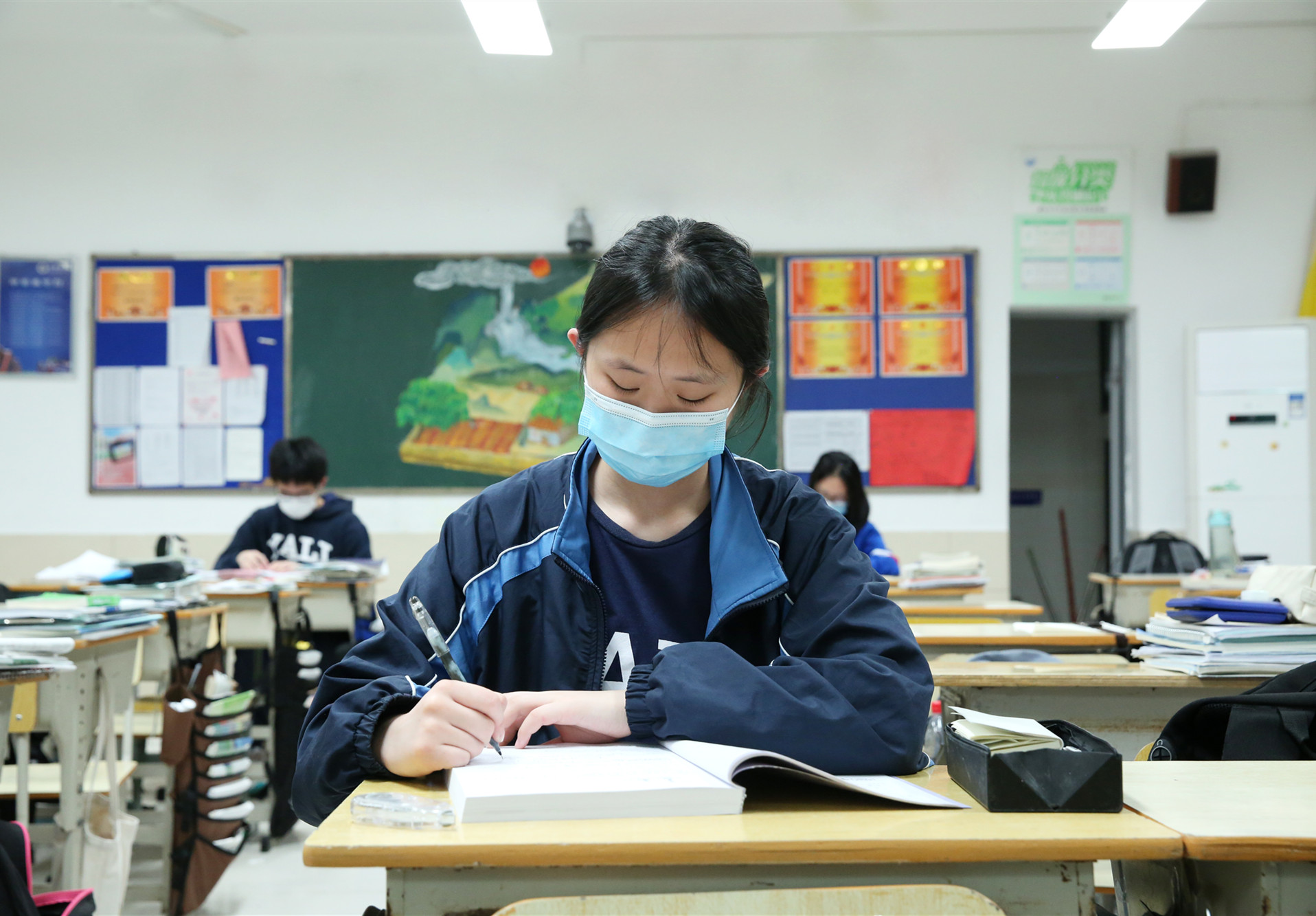 一名学生正在认真学习。