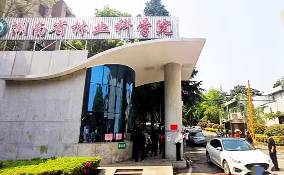 省林科院解封，小区车辆排队出门。均为长沙晚报通讯员 赵冻连 供图
