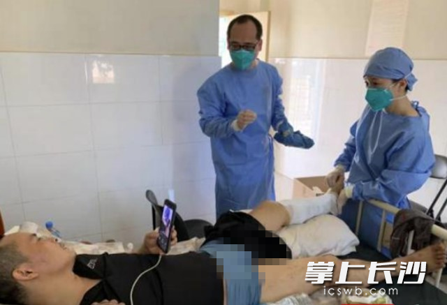 在中塞友好医院，中国医疗队医护人员在对身受重伤的华人进行查房。  图片均为受访者提供