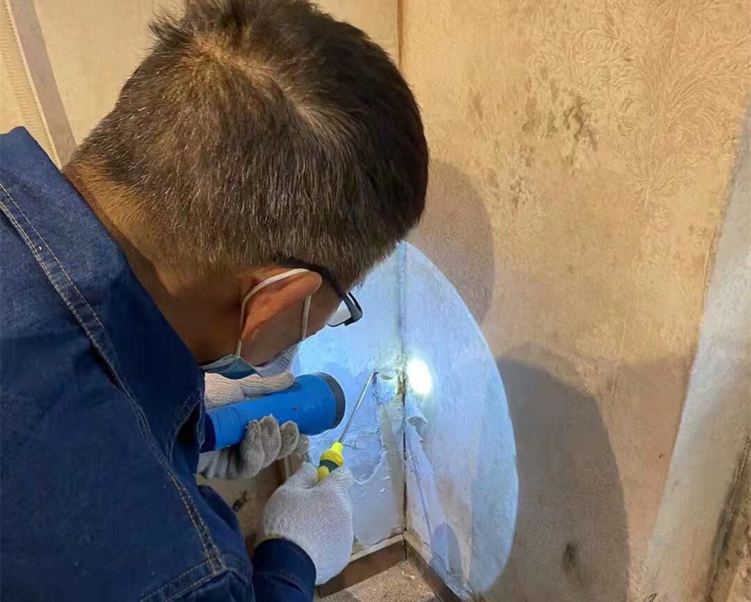 长沙市白蚁防治站专业技术人员正在为市民进行白蚁防治上门查勘。长沙晚报全媒体记者 陈焕明 通讯员 贺红艳 摄影报道