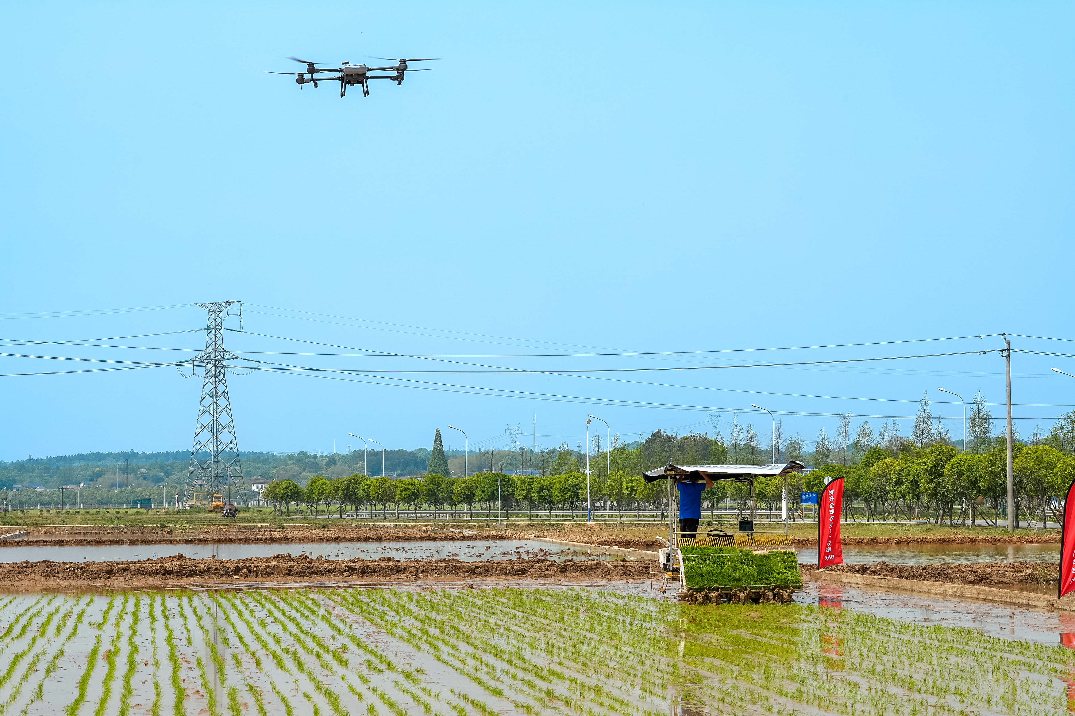 伴随着轰隆隆的作业声,一株株秧苗扎进大地,希望的田野一派繁忙景象。 伴随着轰隆隆的作业声,一株株秧苗扎进大地,希望的田野一派繁忙景象。
