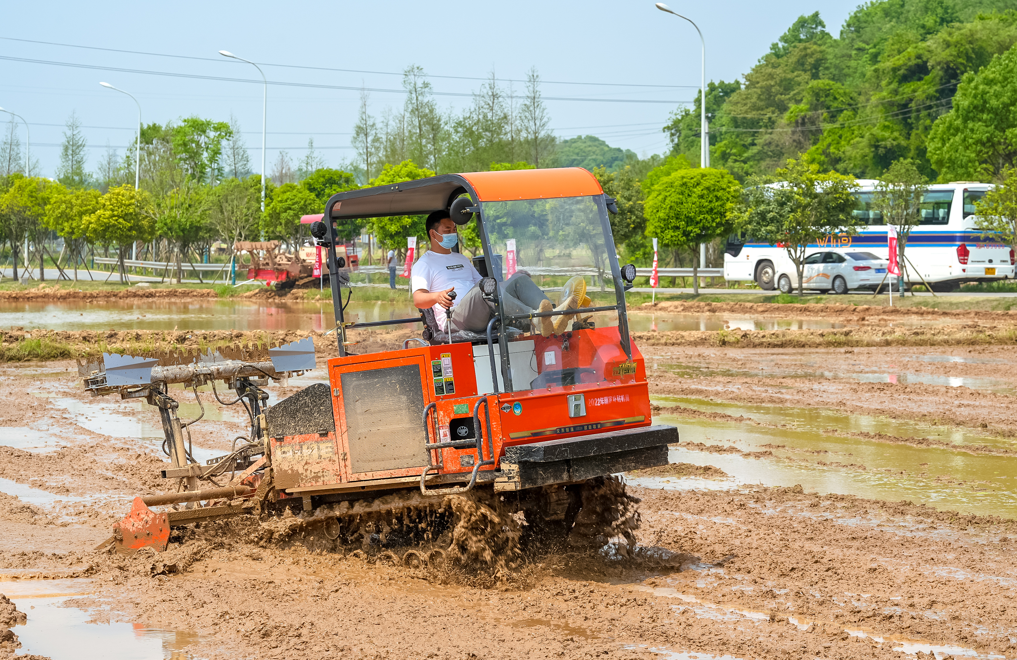 旋耕机开足马力,一亩亩土地翻出新泥。 旋耕机开足马力,一亩亩土地翻出新泥。
