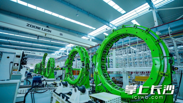 中联重科沅江搅拌车智能工厂的智能产线。资料图片