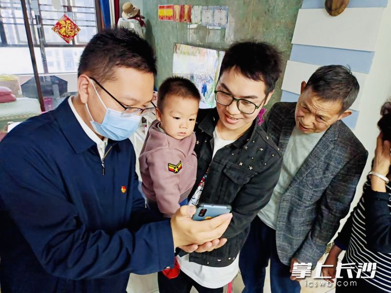 “圆梦大使”给隔离酒店医护人员的亲人上门送上礼物并安排视频联线见面送惊喜。均为通讯员 陈丹琳 摄