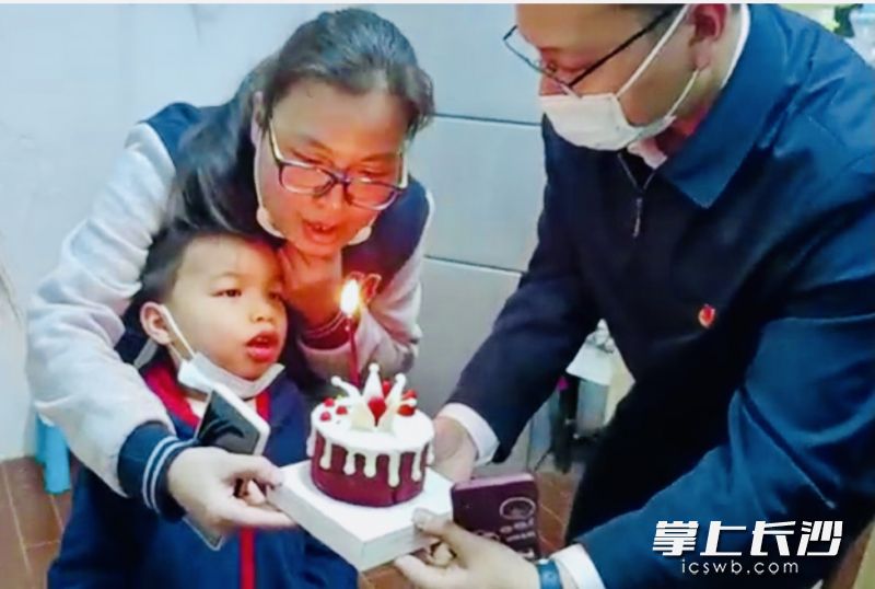 直播镜头前，隔离医院“大白”和儿子线上度过一个温馨生日。