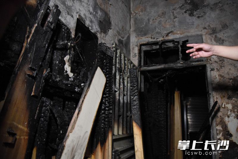 4月12日，记者在火灾现场看到，1楼门面有一些板材被烧毁。长沙晚报全媒体记者 刘琦 摄