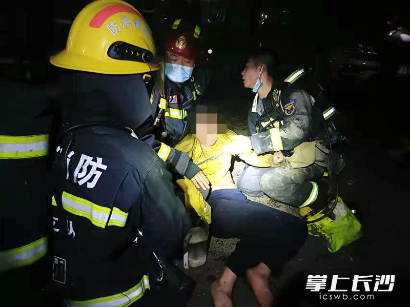 事发当晚，消防救援人员从火场救出被困人员。长沙晚报通讯员 陈紫阳 供图