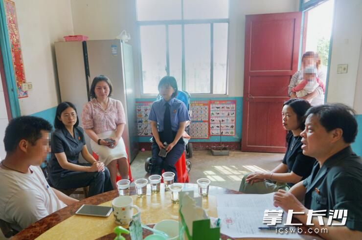 4月12日，当地法官、检察官及妇联工作人员来到徐某家中回访。宁乡法院供图