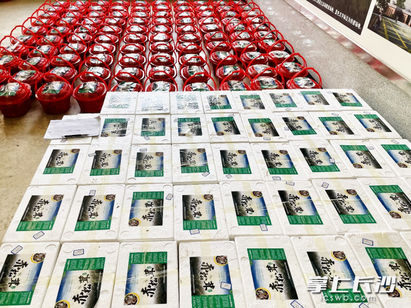 湖南商务职业技术学院的老师们“爱心团购”农副产品。通讯员供图