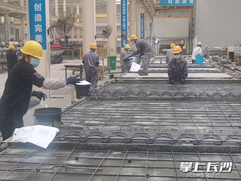 边抗“疫”边生产，三能集成房屋股份有限公司在抓紧赶制产品。  长沙晚报通讯员 陈涛 摄