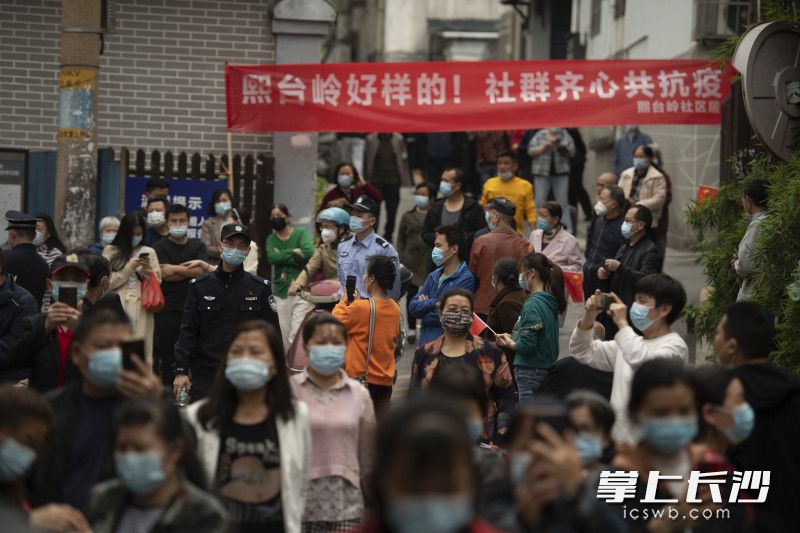 在城南路熙台岭巷里，居民在庆祝。