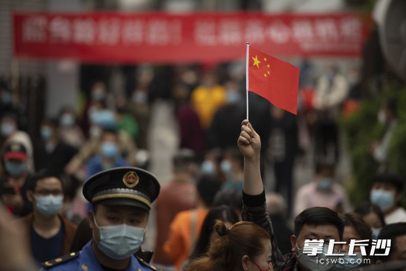 一位居民高举着手中的国旗。