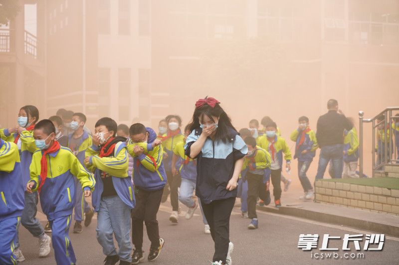 4月14日，龙华小学师生开展消防疏散演练。长沙晚报通讯员 张佳欣 摄