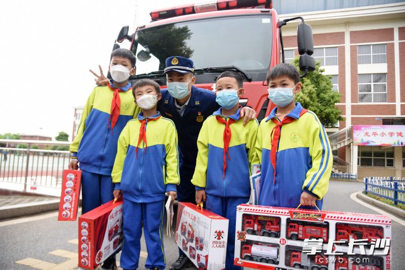 龙华站向四位带路少年发出邀约，邀请他们周末到消防站参观。长沙晚报全媒体记者 刘琦 摄