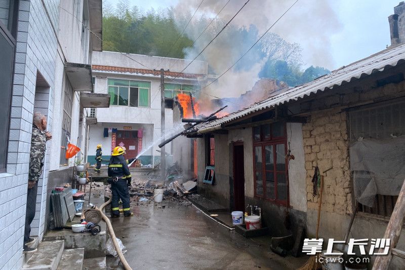 消防员在现场对火势进行控制。
