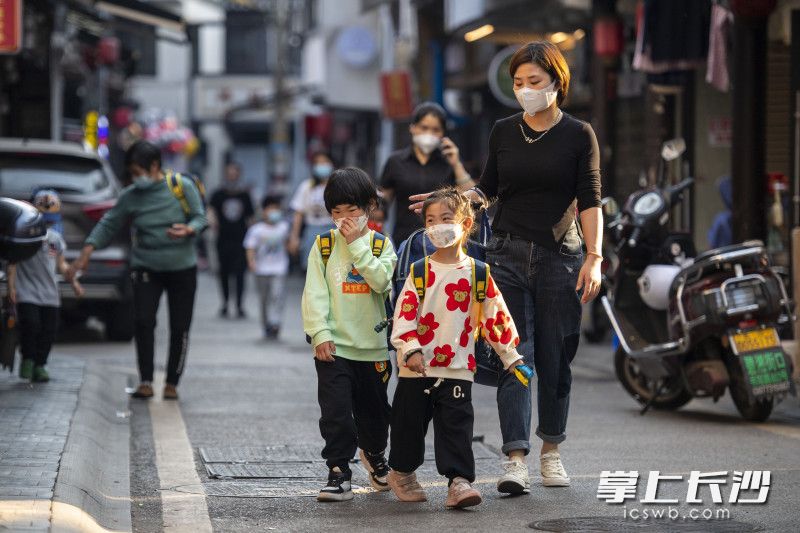 市民戴好口罩出行。均为长沙晚报全媒体记者 黄启晴 董阳 郭雨滴 摄影报道