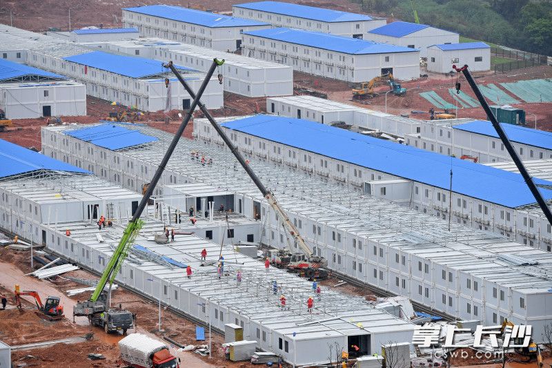 4月15日，经过22天的建设，位于城北的长沙仲景医院完成主体建设，全面进入施工收尾阶段，预计本月底完工。 均为长沙晚报全媒体记者 王志伟 摄
