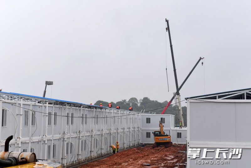 长沙仲景医院病房均采用标准化设计，机电管线提前在墙体内预埋安装，通过工厂预制加工、现场拼装的方式施工。
