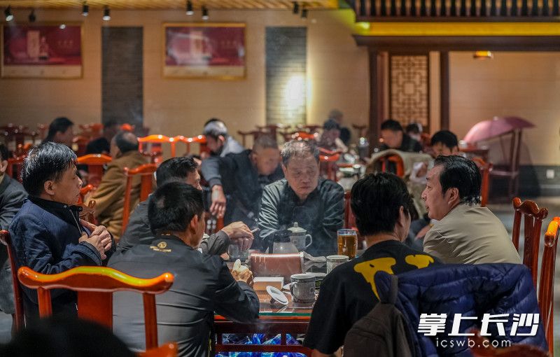 悠闲且充满烟火气的热闹场景，又重新回到了天心区坡子街的火宫殿里 均 为长沙晚报全媒体记者 陈飞  摄