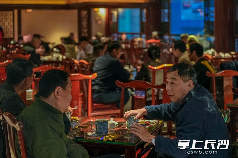 老长沙们品茗休闲。